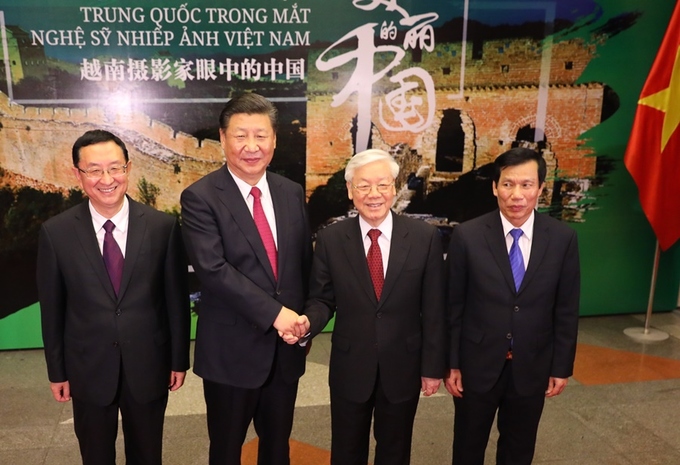 Lãnh đạo Việt Nam - Trung Quốc thăm triển lãm ảnh tại Hà Nội